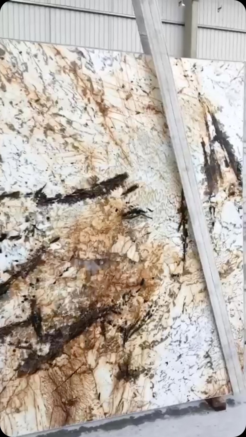 Cozinha de alto padrão com bancada em quartzito verde — projeto executado pela Marmoraria Ouro Verde em Campo Novo do Parecis