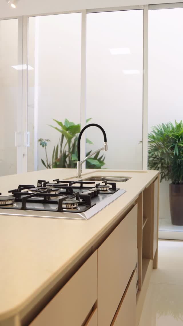 Ilha com cooktop integrado — Cozinhas · Residência Privada · Campo Novo do Parecis